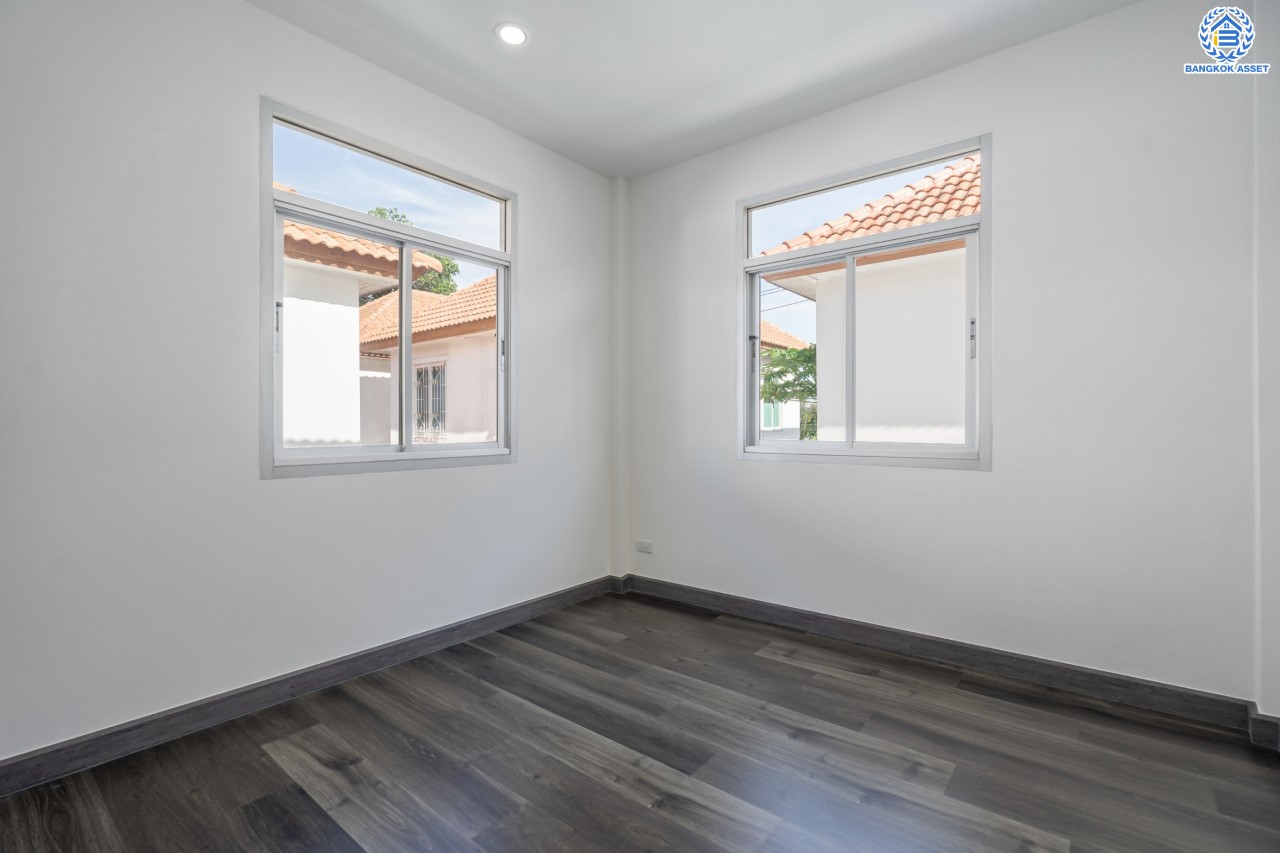 บ้านมือสองตกแต่งใหม่ ม.ปารวีร์ เพชรเกษม63 บ้านแฝดฟังก์ชันระดับบ้านเดี่ยว เนื้อที่ 36 ตร.ว. ฟังก์ชัน 3 ห้องนอน 2 ห้องน้ำ 1 ที่จอดรถ บนพื้นที่ใช้สอย 133 ตร.ม. ทำเลศักยภาพ เชื่อมต่อหลายเส้นทาง ใกล้เดอะมอลล์บางแค จุดขึ้นทางด่วน "พระราม2" และรถไฟฟ้าสายสีน้ำเงิน "สถานีหลักสอง"